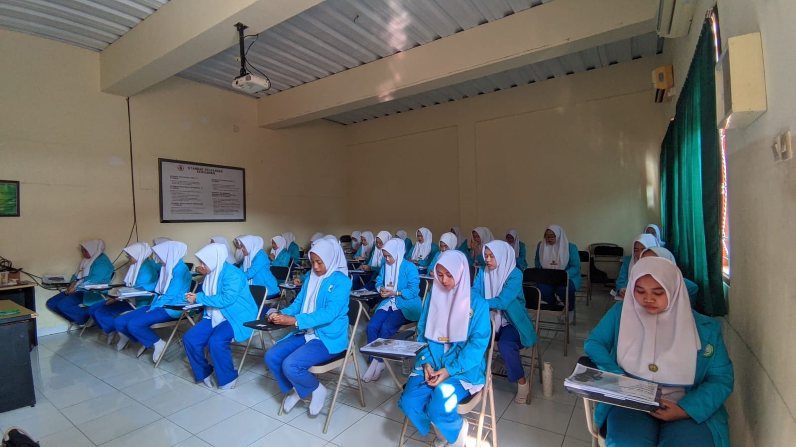 Pelaksanaan UAS Mahasiswa Tingkat II Semester IV Akademi Kebidanan Graha Husada Cirebon TA 2025/2026